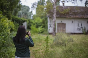 Foto's nemen bij verlaten gebouwen in Doel, België
