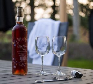 fles rose met twee glazen