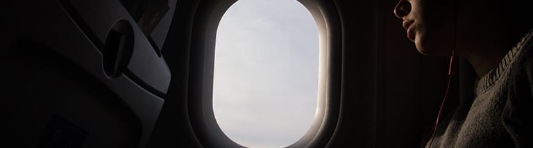 Slapen bij het vliegtuigraam