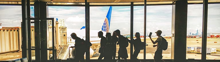 Groepsreis op het vliegveld