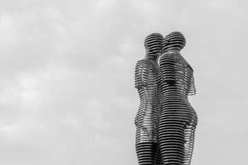 Ali & Nino Statue